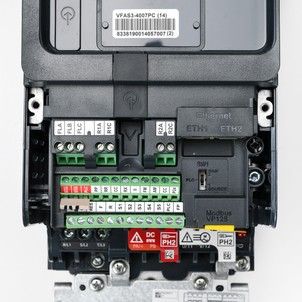 Toshiba AC High-performance Drive: 460 VAC, 1hp with 3-phase input